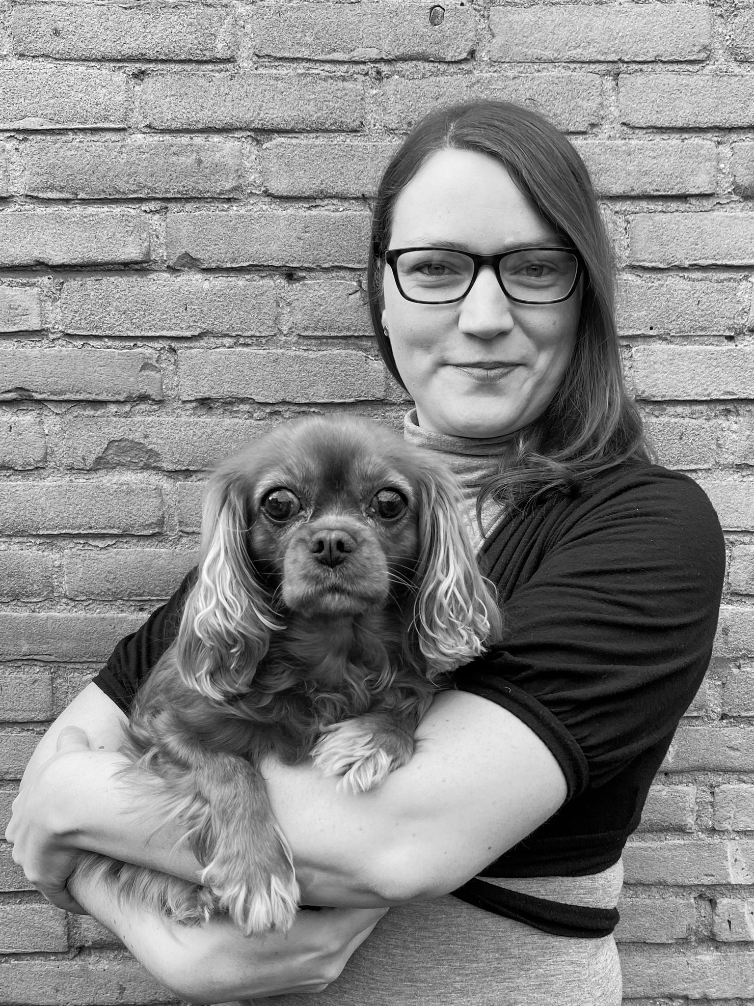 Bild der Autorin Britta Heinemeyer mit einem Hund auf dem Arm